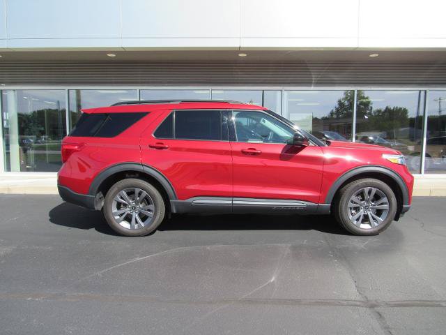 Certified 2024 Ford Explorer XLT w/ Equipment Group 202A AWD/4WD image 1
