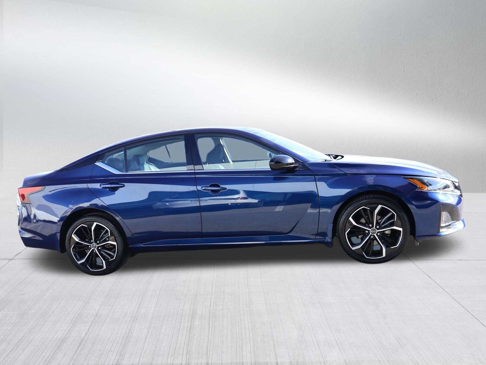 Used 2023 Nissan Altima 2.5 SR w/ SR Premium Package image 8