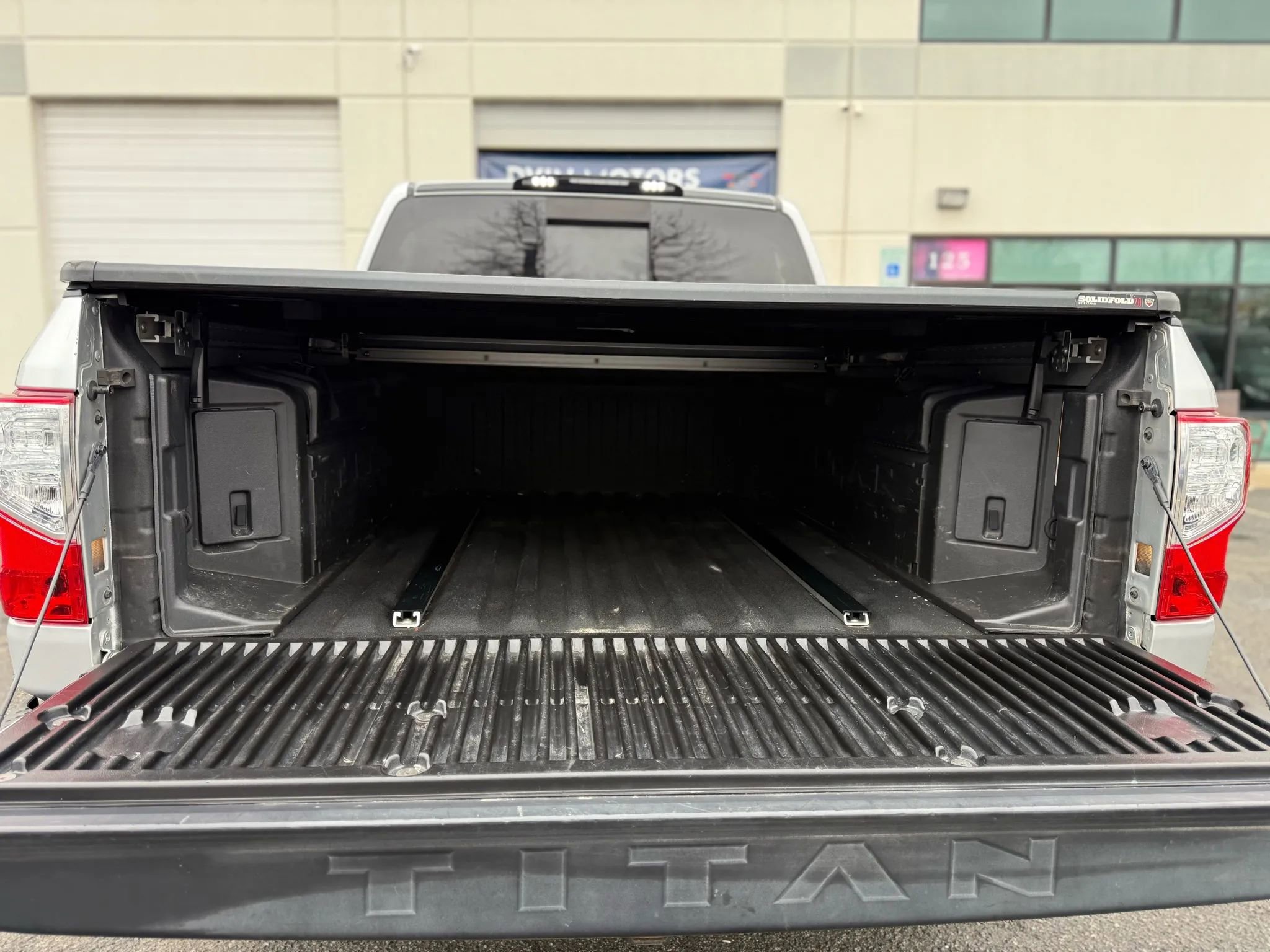 Used 2017 Nissan Titan SL image 13