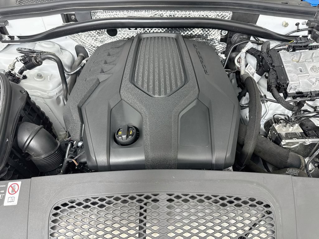 Certified 2025 Porsche Macan AWD/4WD image 32