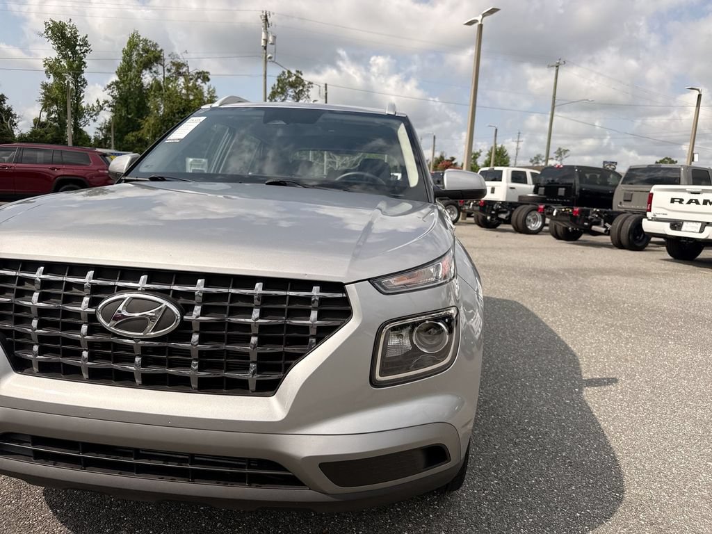 Used 2025 Hyundai Venue SEL FWD image 10
