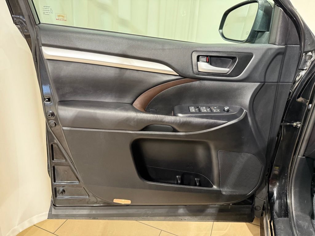 Certified 2019 Toyota Highlander XLE AWD/4WD image 15