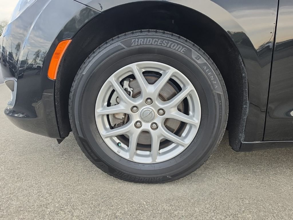 Used 2020 Chrysler Pacifica Touring-L FWD image 38