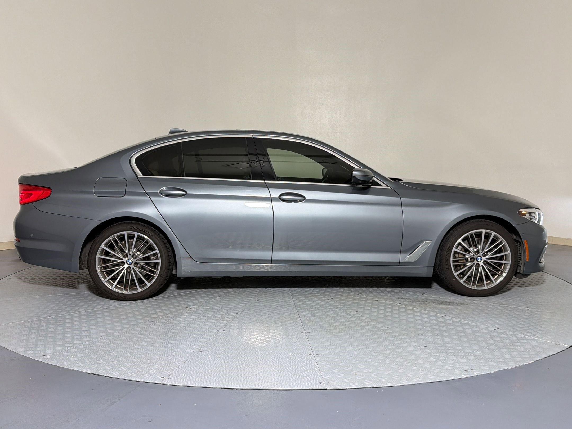 Used 2020 BMW 530e w/ Premium Package RWD image 8