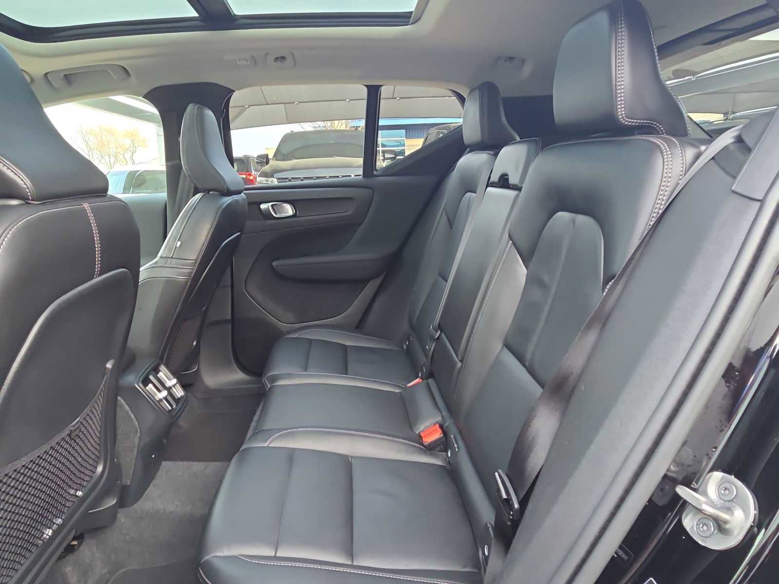 Used 2023 Volvo XC40 B4 Ultimate image 12