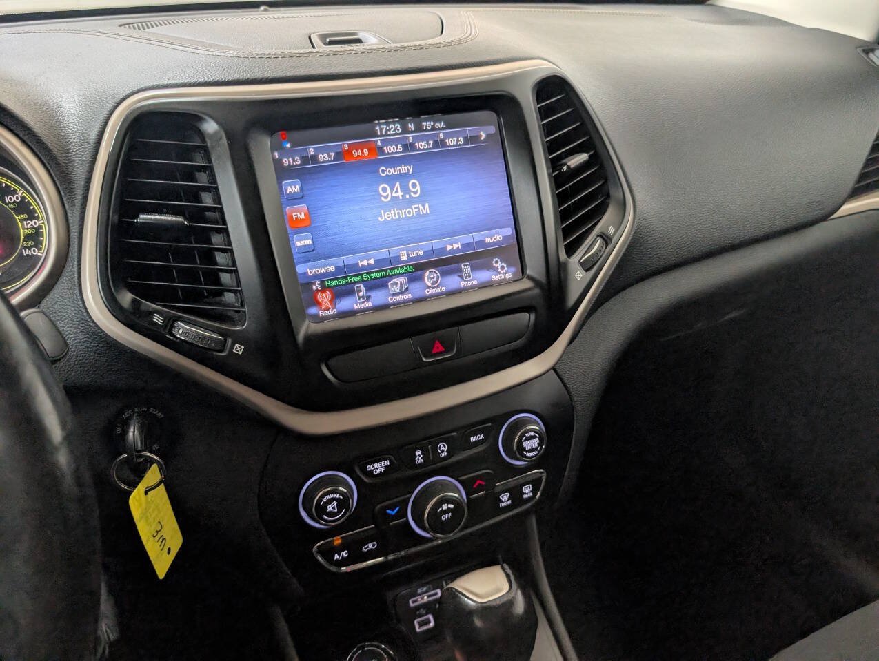 Used 2015 Jeep Cherokee Latitude w/ Cold Weather Group AWD/4WD image 10