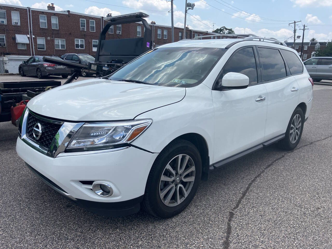 Used 2016 Nissan Pathfinder SV image 2
