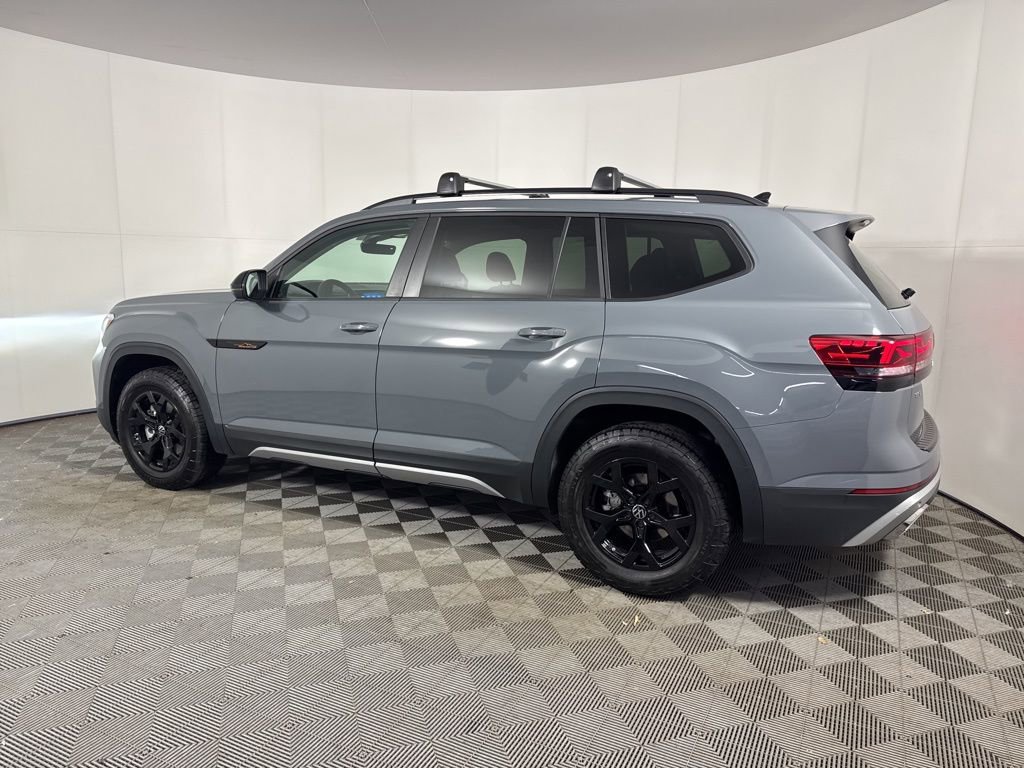 Used 2024 Volkswagen Atlas Peak Edition SEL image 3