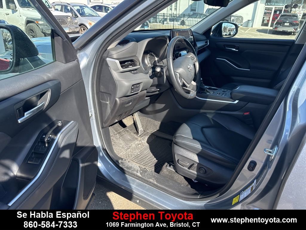 Used 2023 Toyota Highlander XLE AWD/4WD image 13