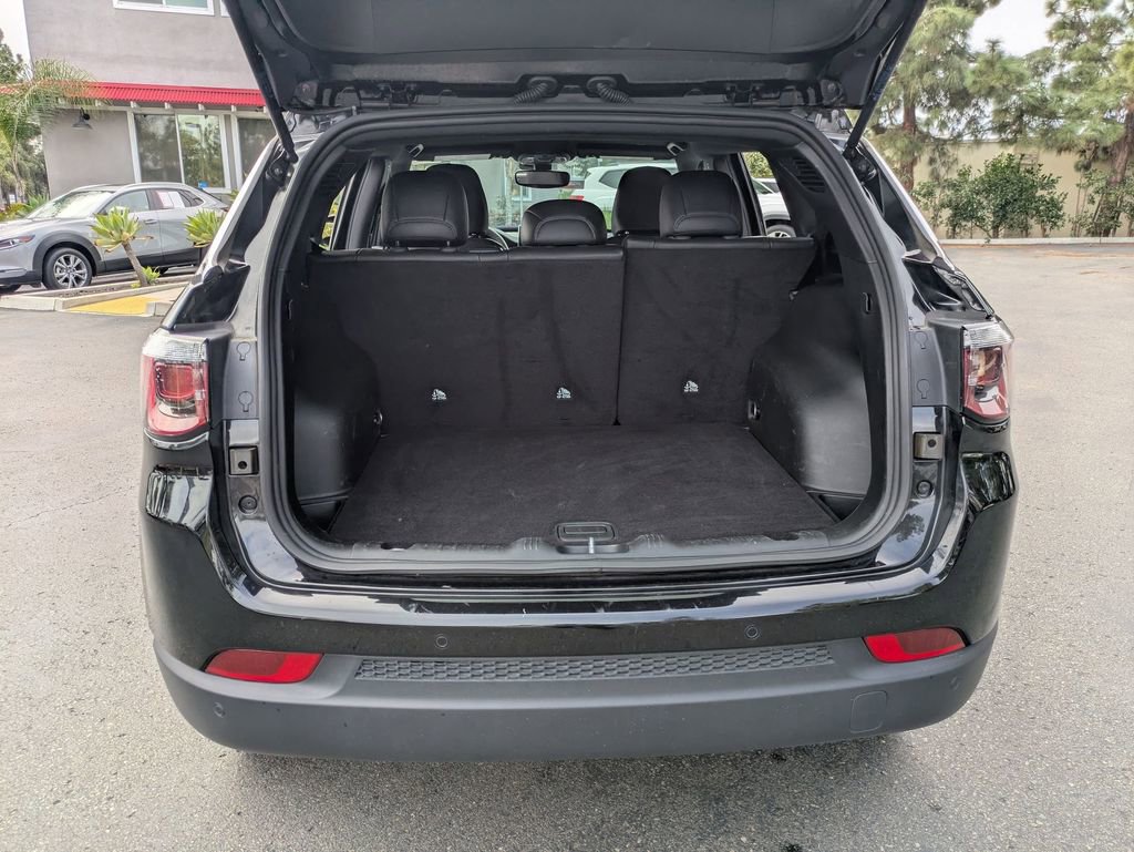 Used 2025 Jeep Compass Limited image 31