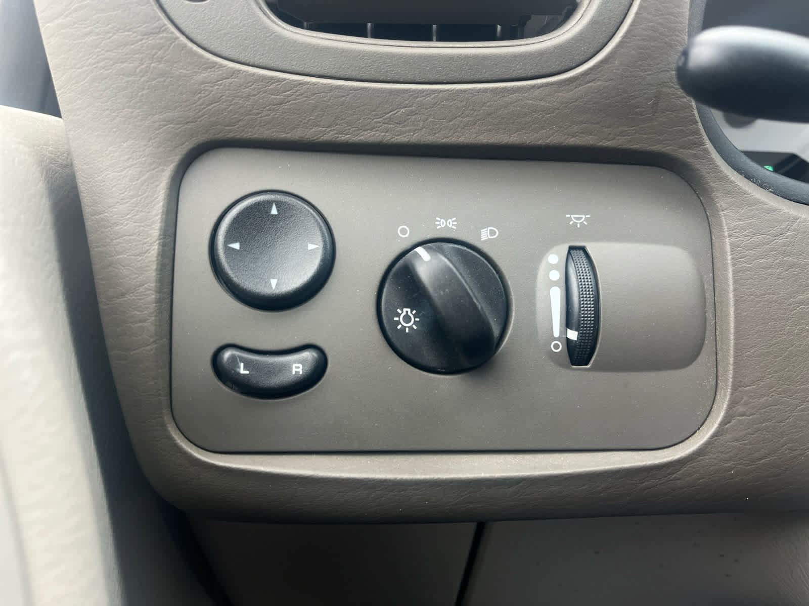 Used 2007 Chrysler Town & Country w/ Popular Equipment Group I image 25