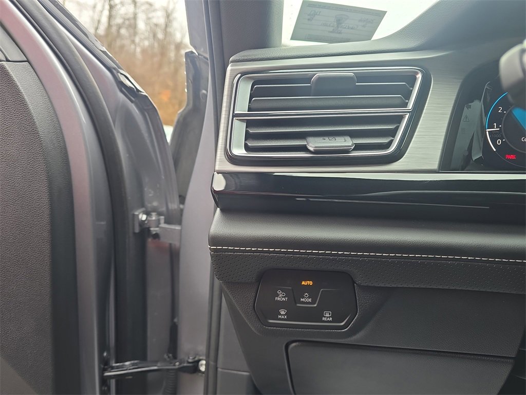 Used 2024 Volkswagen Atlas Cross Sport SE image 14