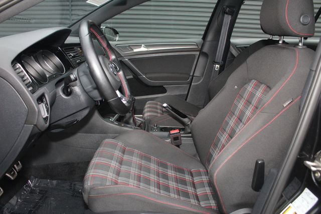 Used 2018 Volkswagen Golf 4-Door image 5