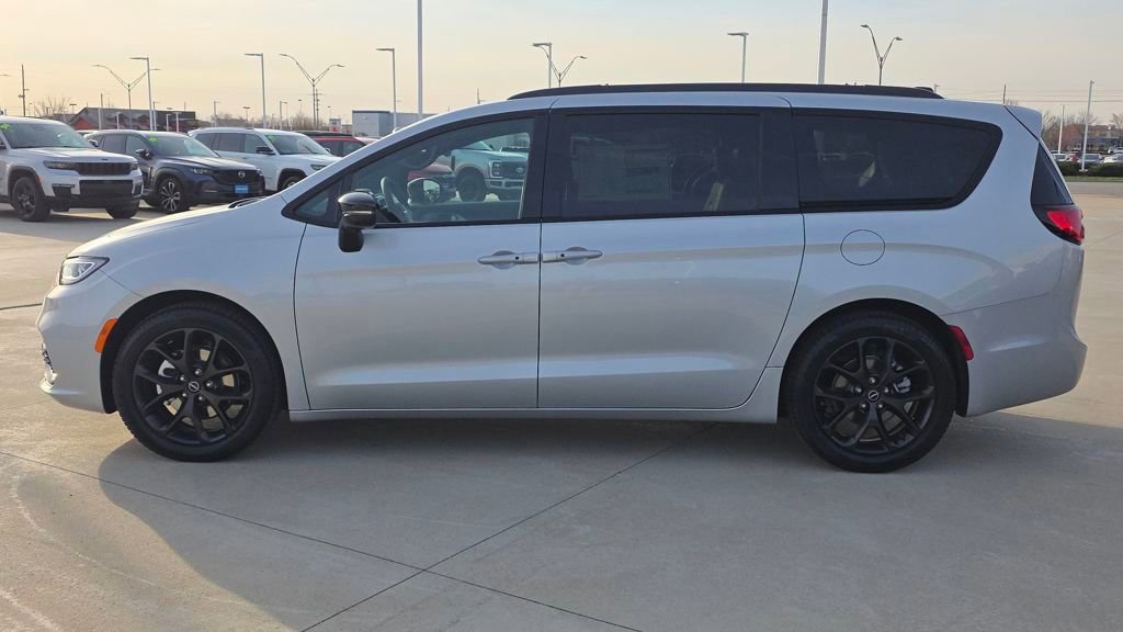 New 2026 Chrysler Pacifica Limited w/ S Appearance Package image 2