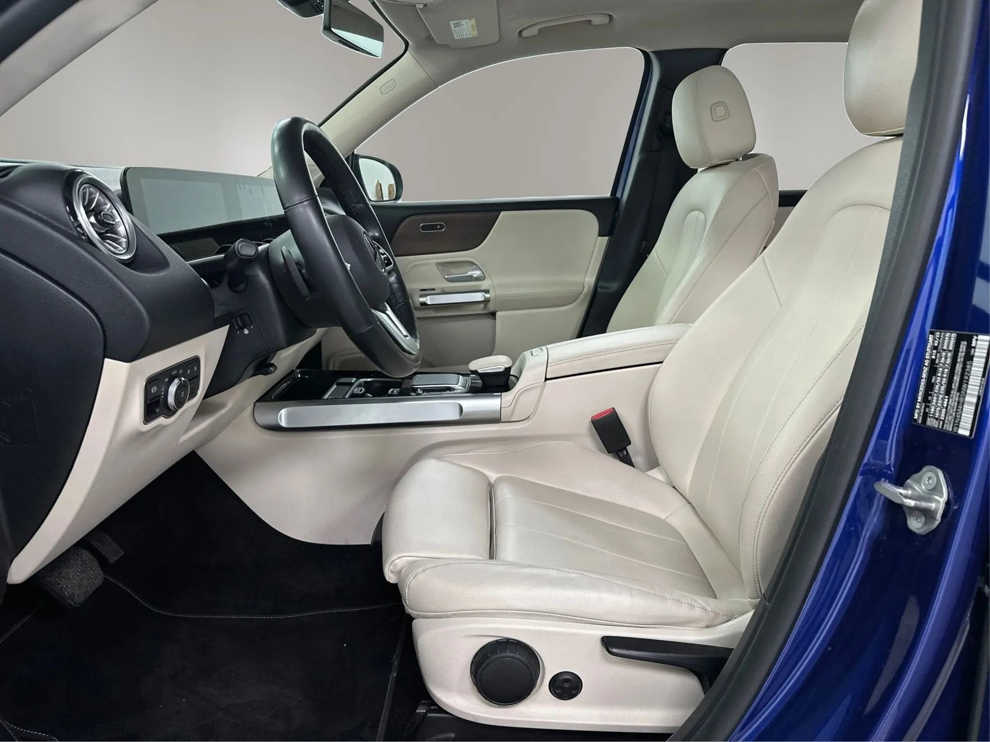 Used 2022 Mercedes-Benz GLB 250 4MATIC w/ Premium Package Lite image 9