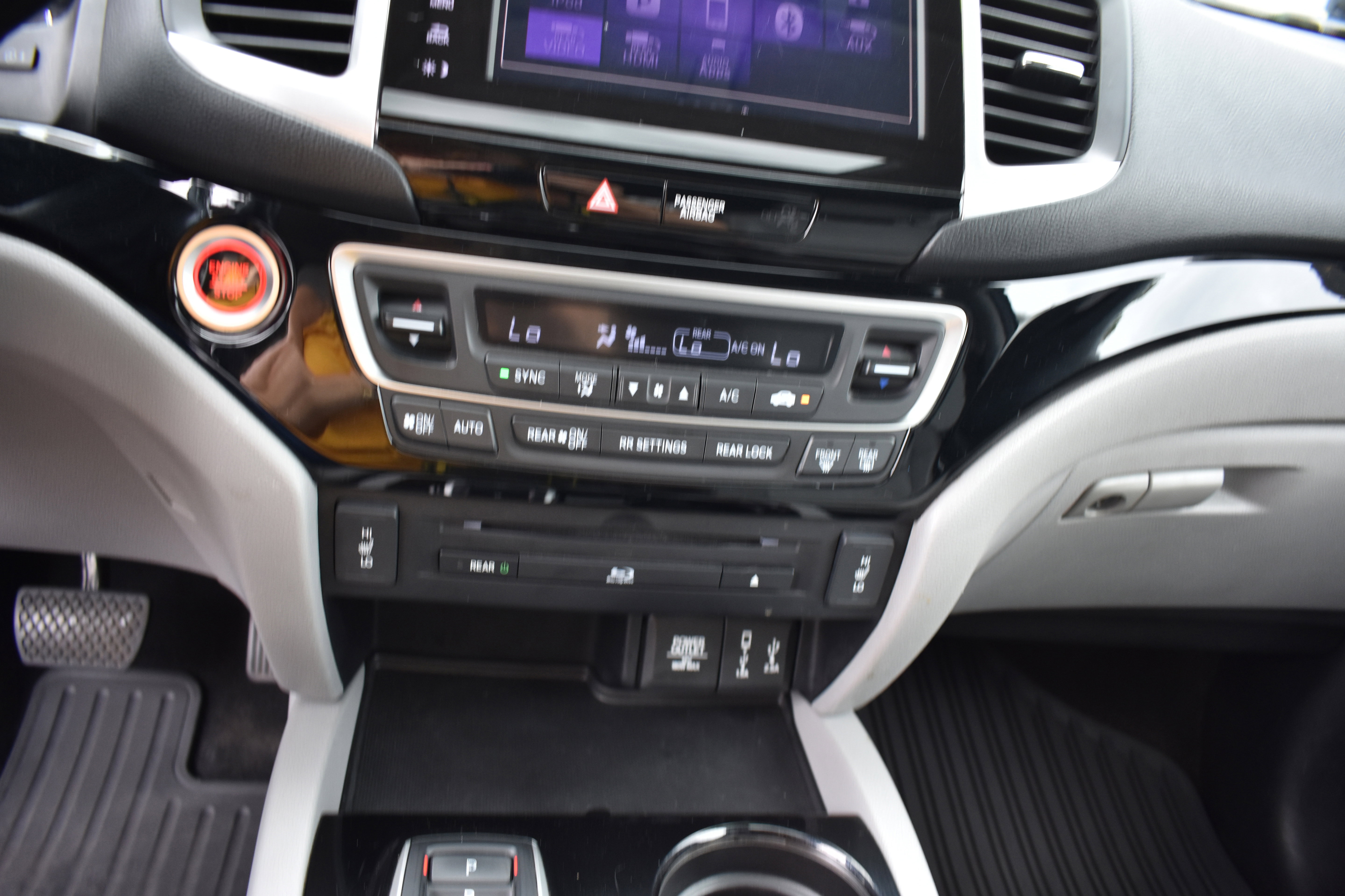 Certified 2018 Honda Pilot Touring image 21