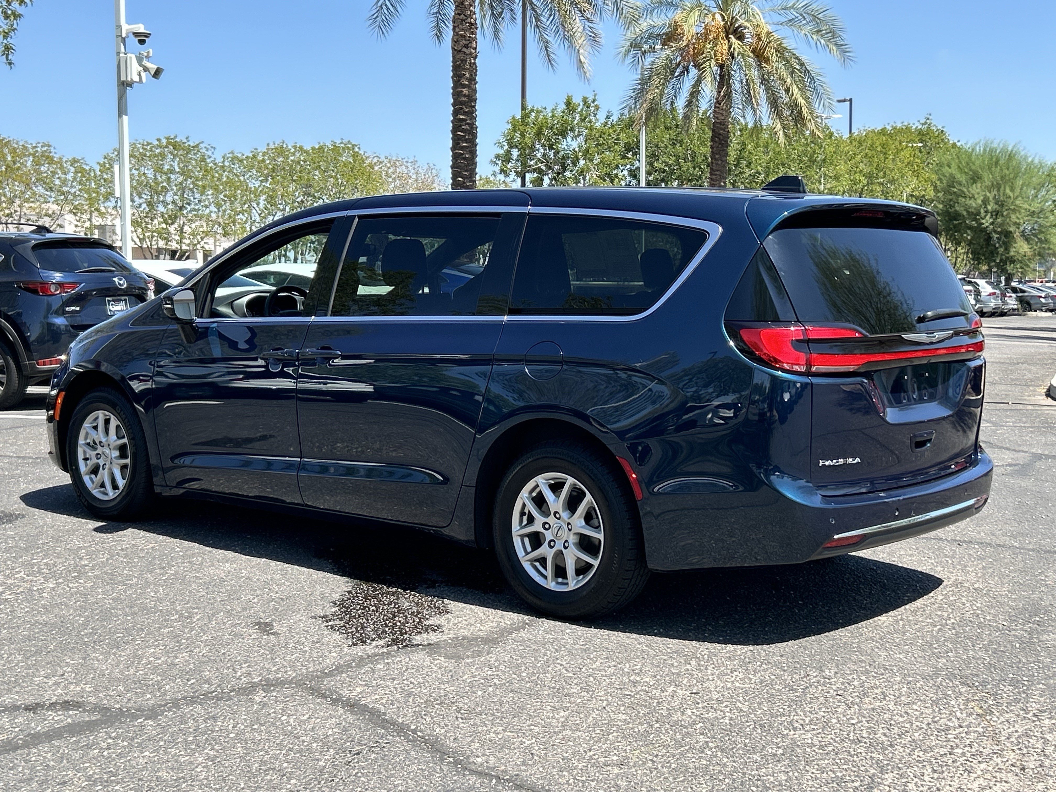 Used 2025 Chrysler Pacifica Select FWD image 3