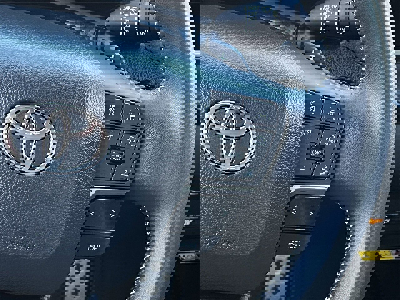 Used 2025 Toyota Camry SE image 14