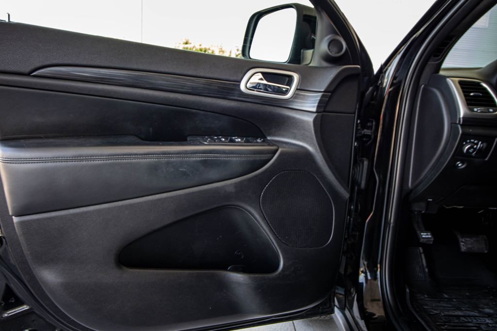 Used 2020 Jeep Grand Cherokee Laredo w/ Security & Convenience Group image 19