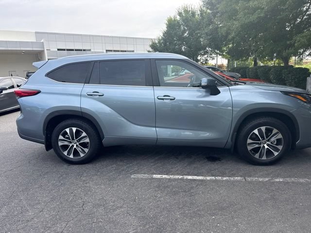 Used 2023 Toyota Highlander XLE FWD image 5