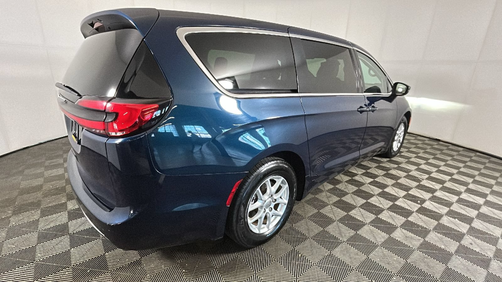 Used 2023 Chrysler Pacifica Touring-L FWD video 3