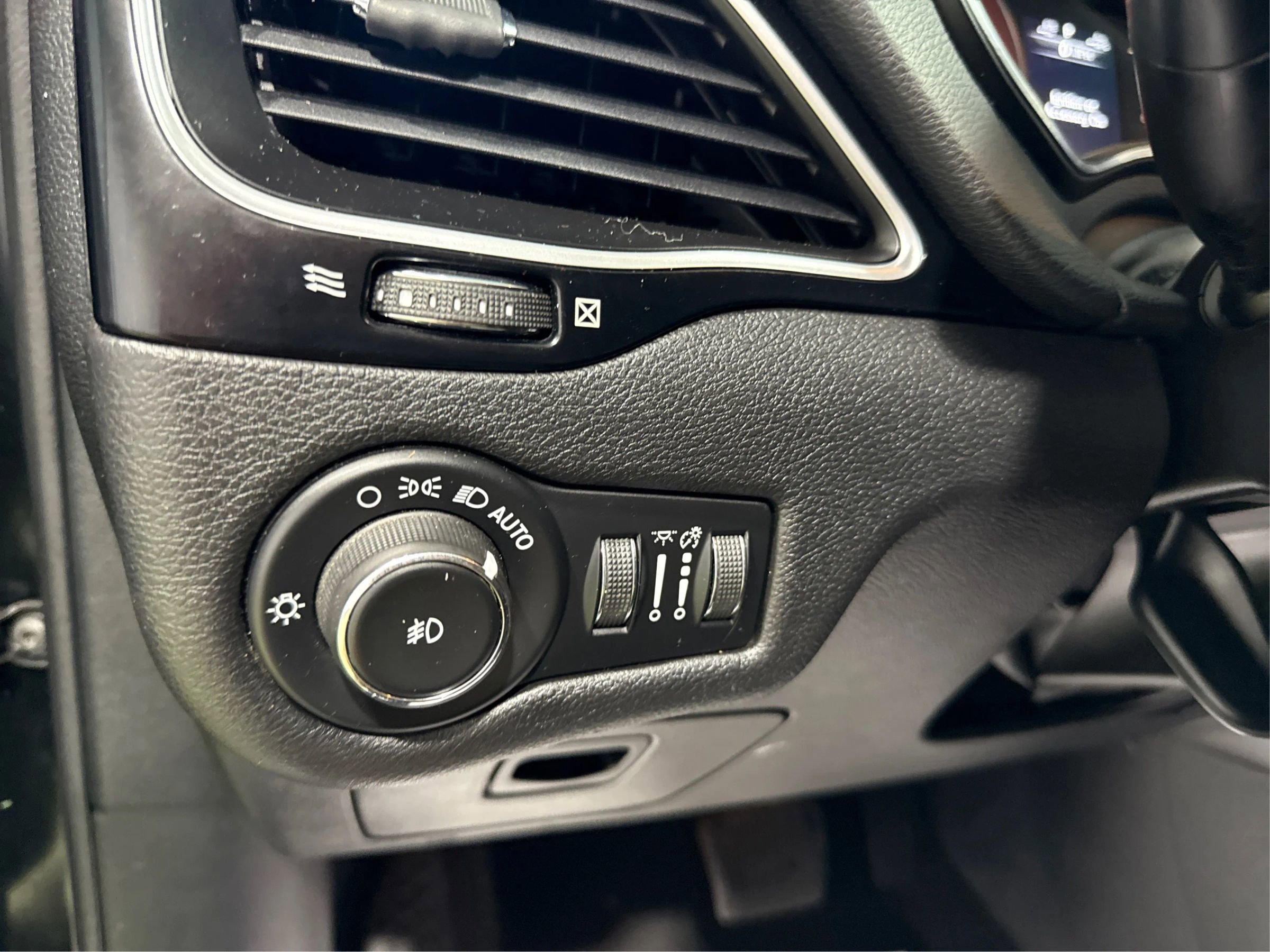 Used 2020 Jeep Cherokee Latitude Plus image 17
