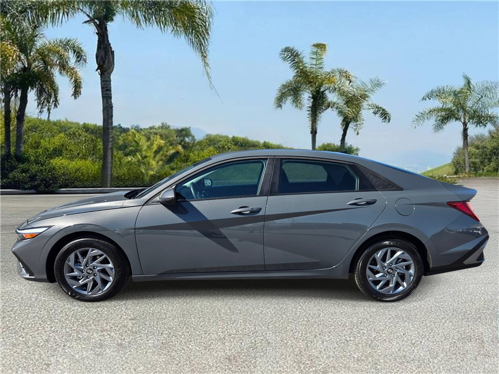 Used 2026 Hyundai Elantra Hybrid FWD image 2