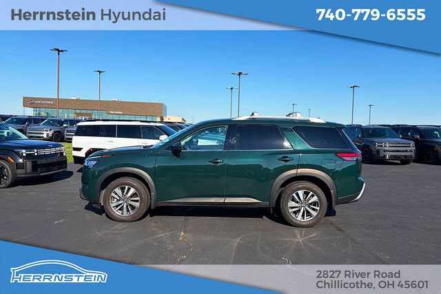 Used 2024 Nissan Pathfinder SL w/ Black Appearance Package AWD/4WD image 4
