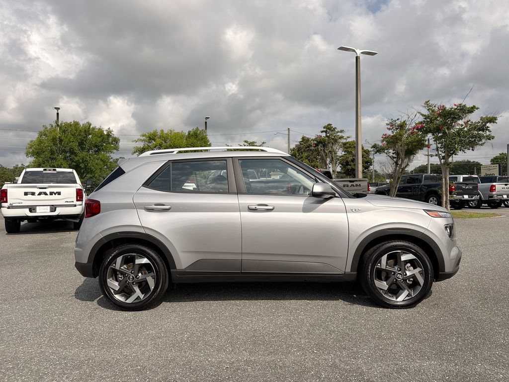 Used 2025 Hyundai Venue SEL FWD image 2