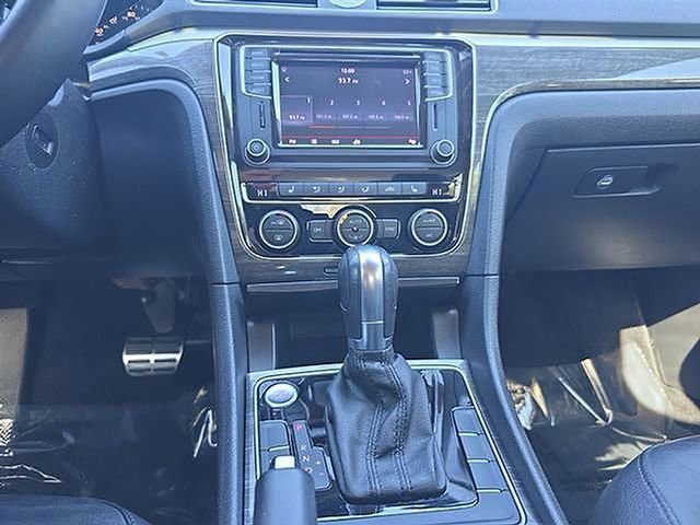 Used 2016 Volkswagen Passat 1.8T SEL Premium image 45