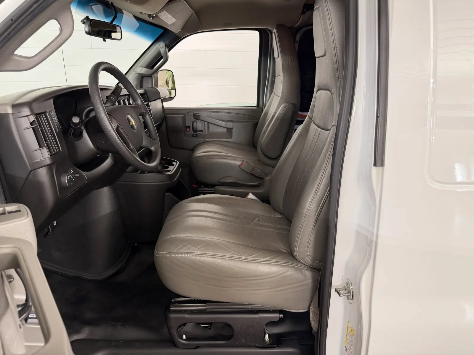 Used 2018 Chevrolet Express 2500 RWD image 11