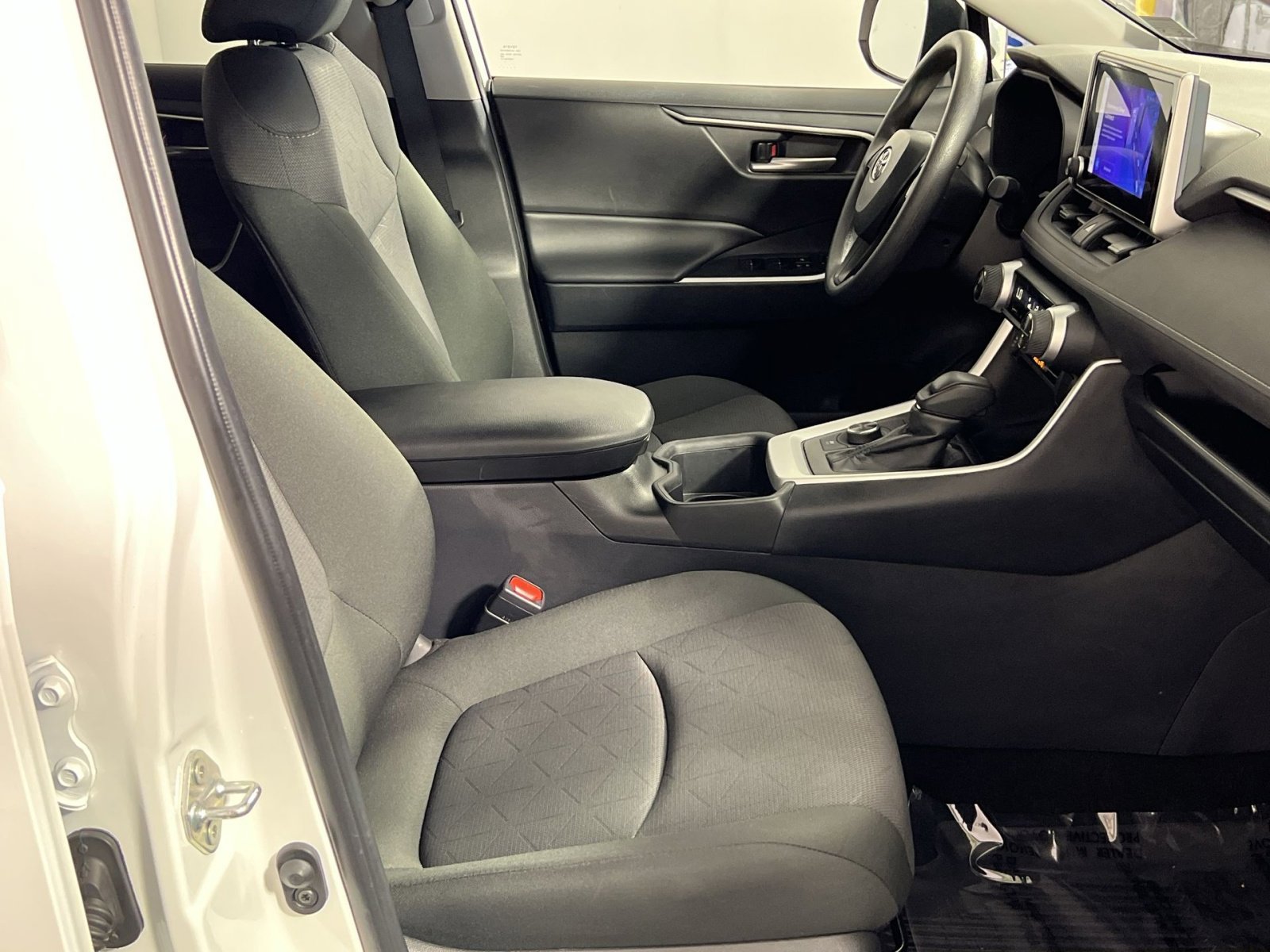 Used 2025 Toyota RAV4 XLE AWD/4WD image 29