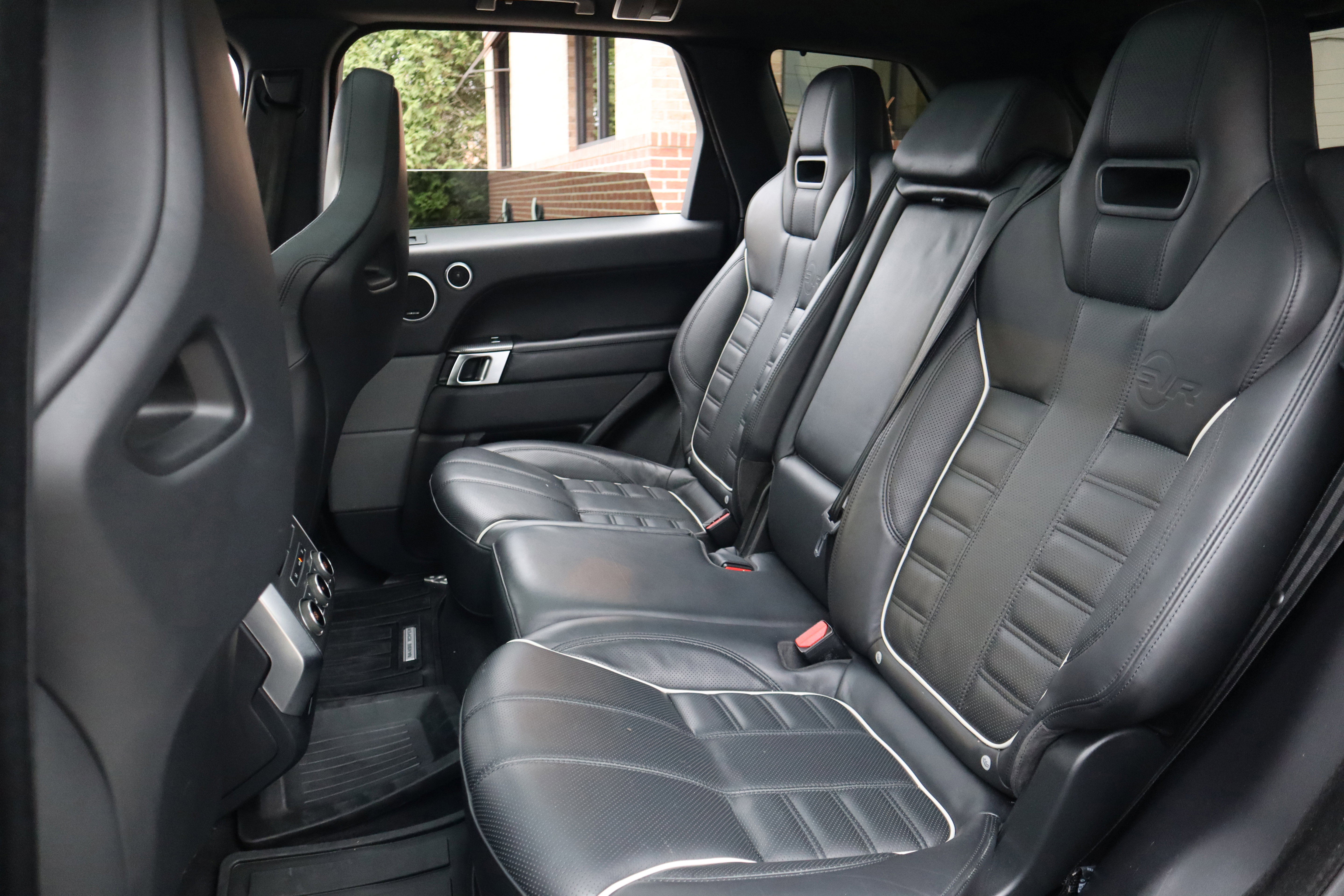 Used 2016 Land Rover Range Rover Sport SVR image 30