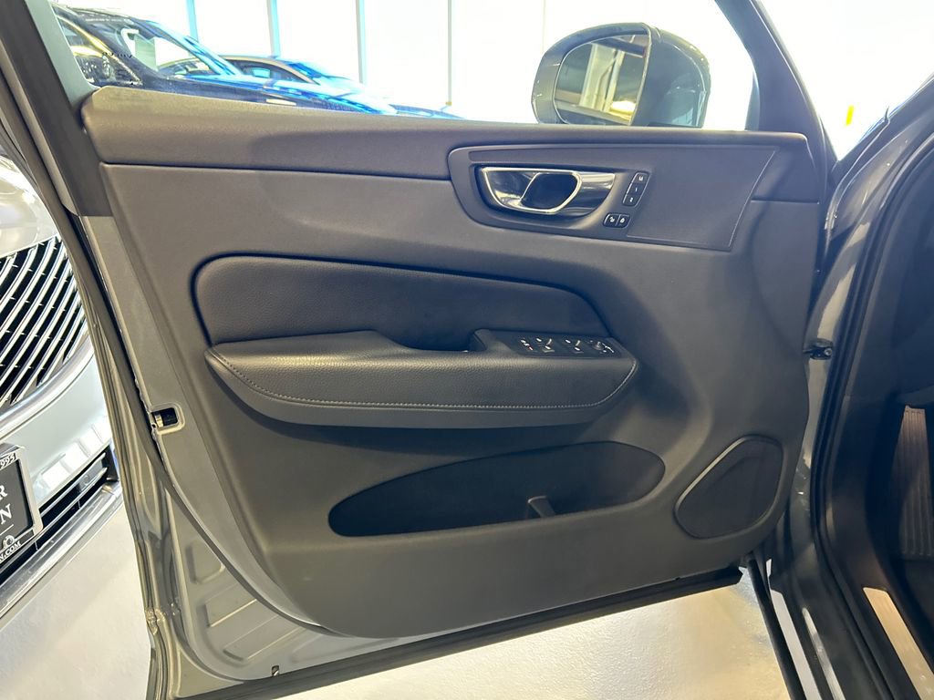 Used 2020 Volvo XC60 T6 Momentum w/ Protection Package Premier AWD/4WD image 9