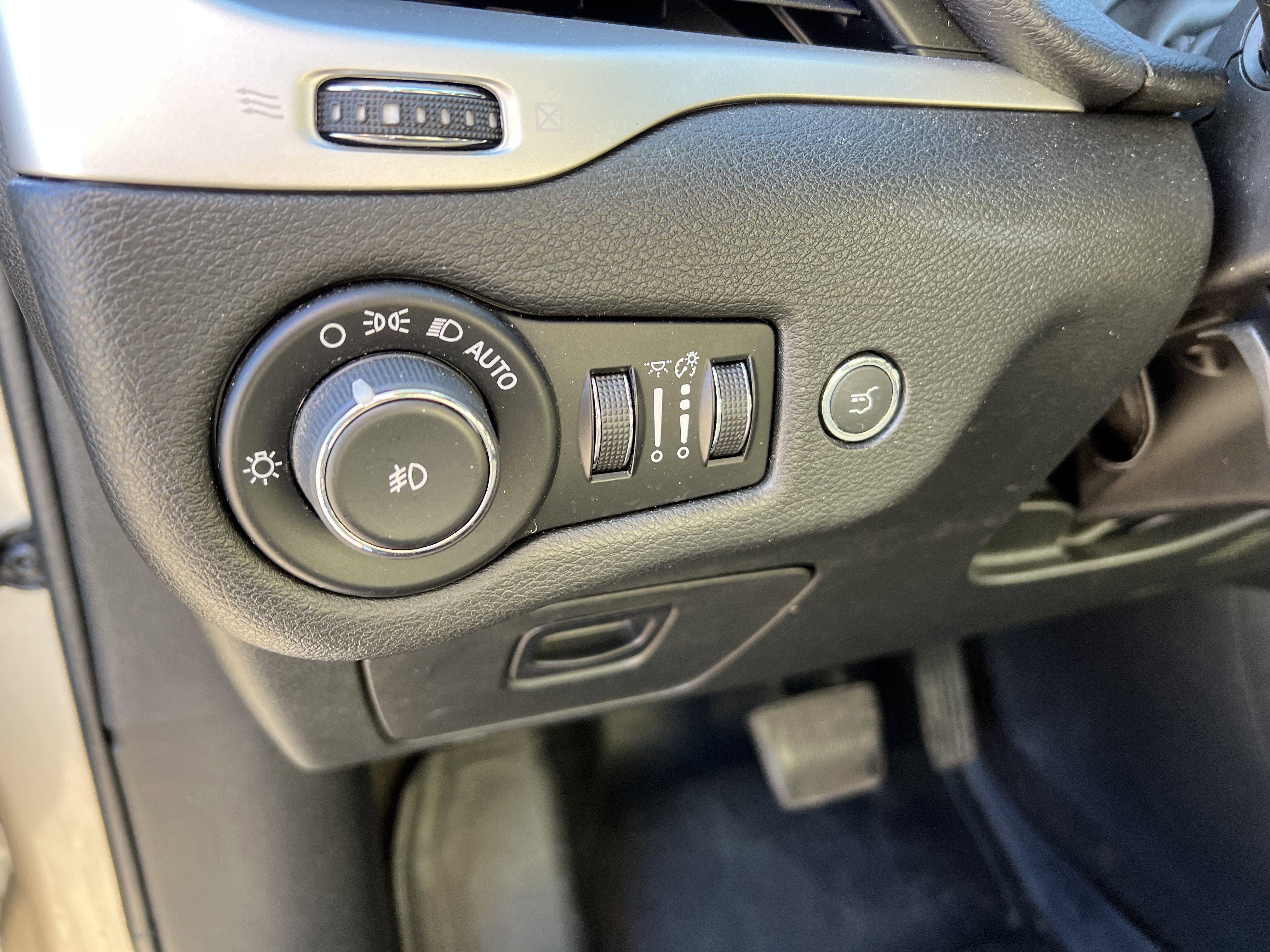 Used 2015 Jeep Cherokee Latitude w/ Comfort/Convenience Group image 18