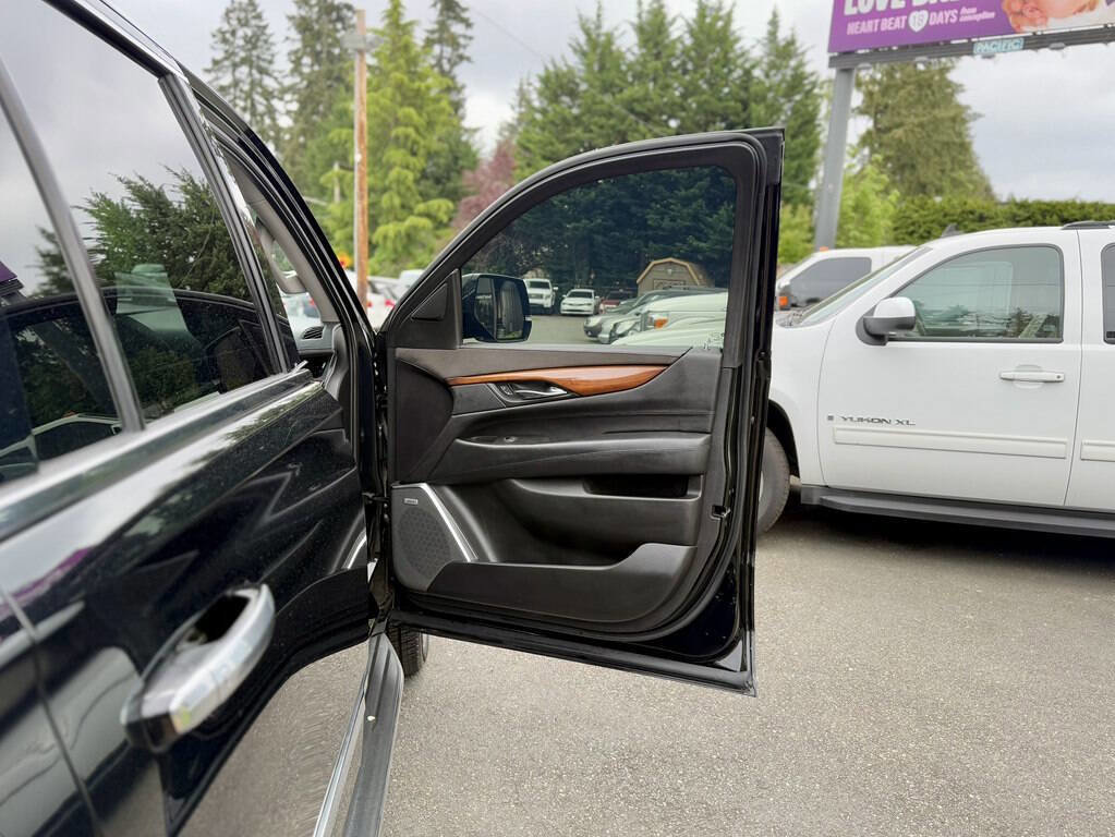 Used 2016 Cadillac Escalade Luxury image 31