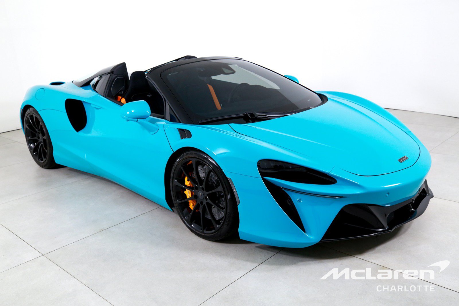Used 2025 McLaren Artura Spider RWD image 4
