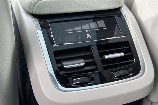 Certified 2023 Volvo XC60 B6 Ultimate w/ Protection Package Premier image 13