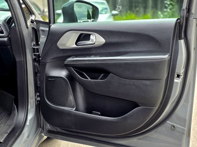 Used 2022 Chrysler Pacifica Limited w/ S Appearance Package FWD image 37