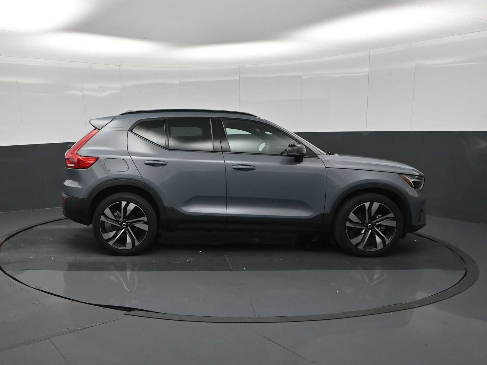 Used 2023 Volvo XC40 B5 Plus w/ Driver Assist Package AWD/4WD image 6