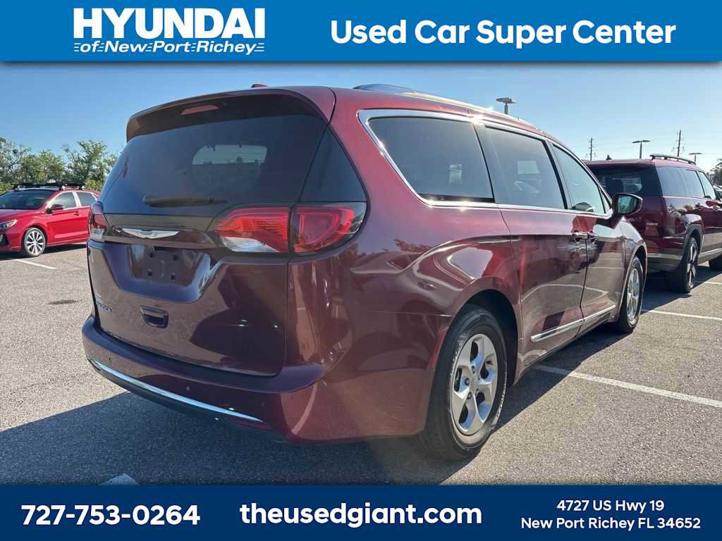 Used 2017 Chrysler Pacifica Touring-L Plus image 3