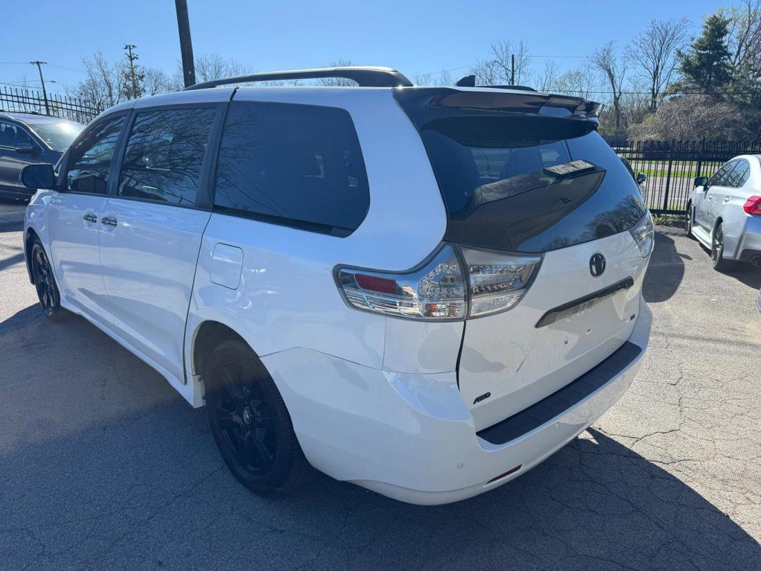 Used 2020 Toyota Sienna SE Premium w/ Nightshade Edition image 6