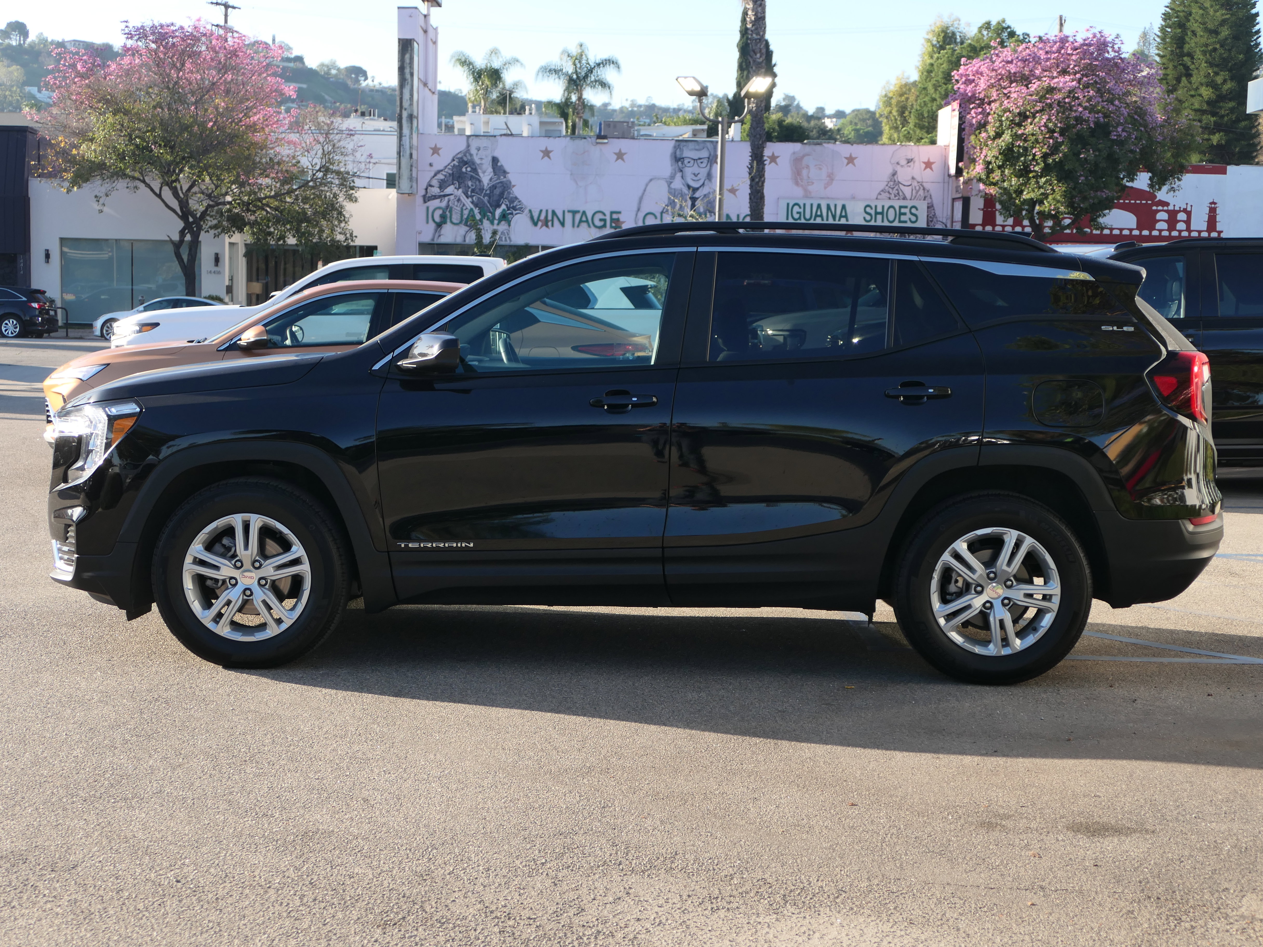 Used 2022 GMC Terrain SLE w/ Driver Convenience Package image 2