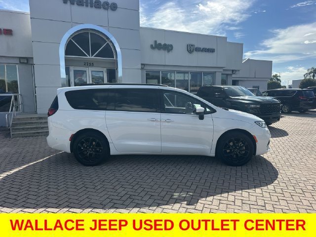 Used 2023 Chrysler Pacifica Touring-L w/ S Appearance Package AWD/4WD image 5