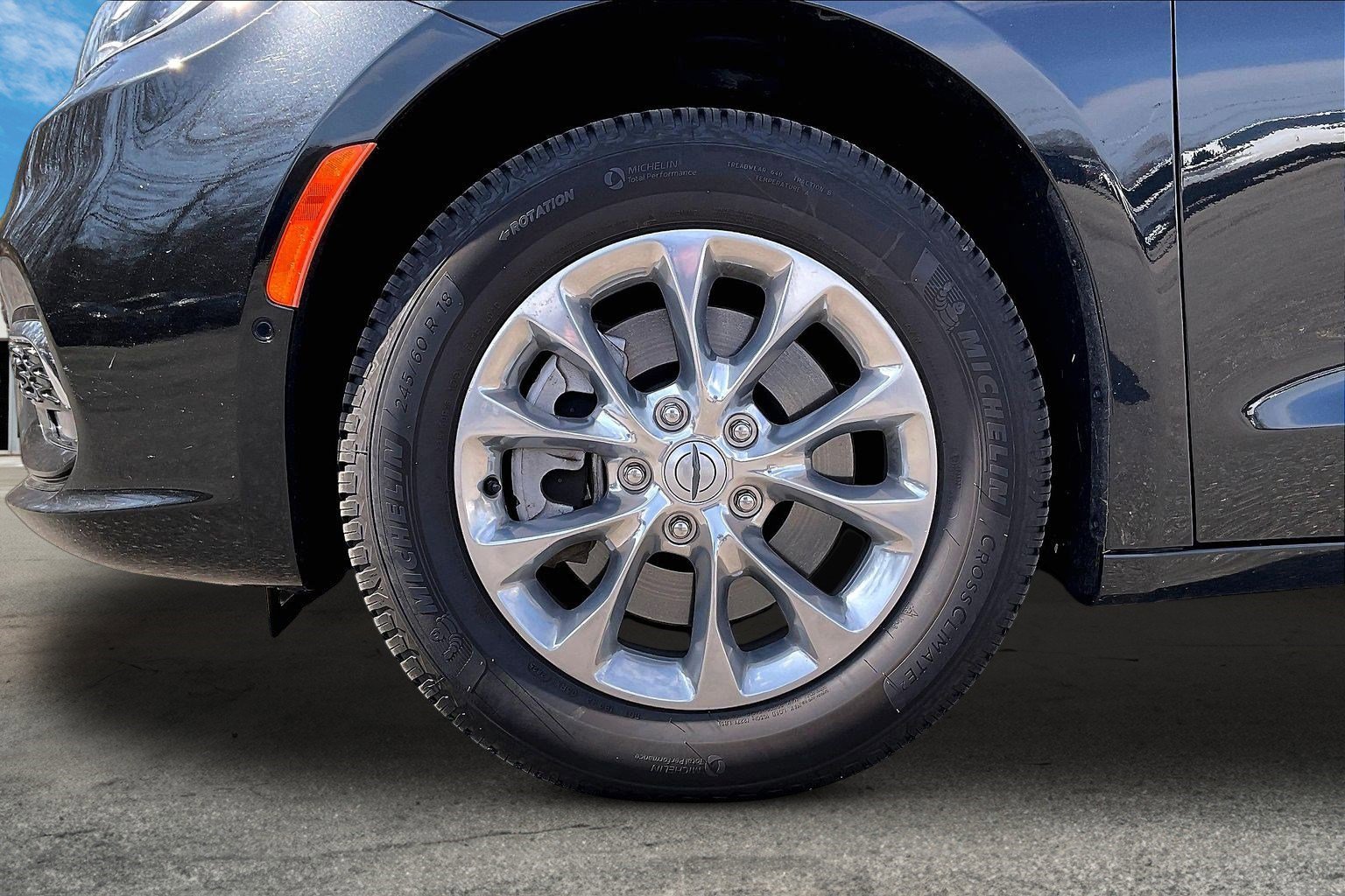 Used 2023 Chrysler Pacifica Touring-L image 8