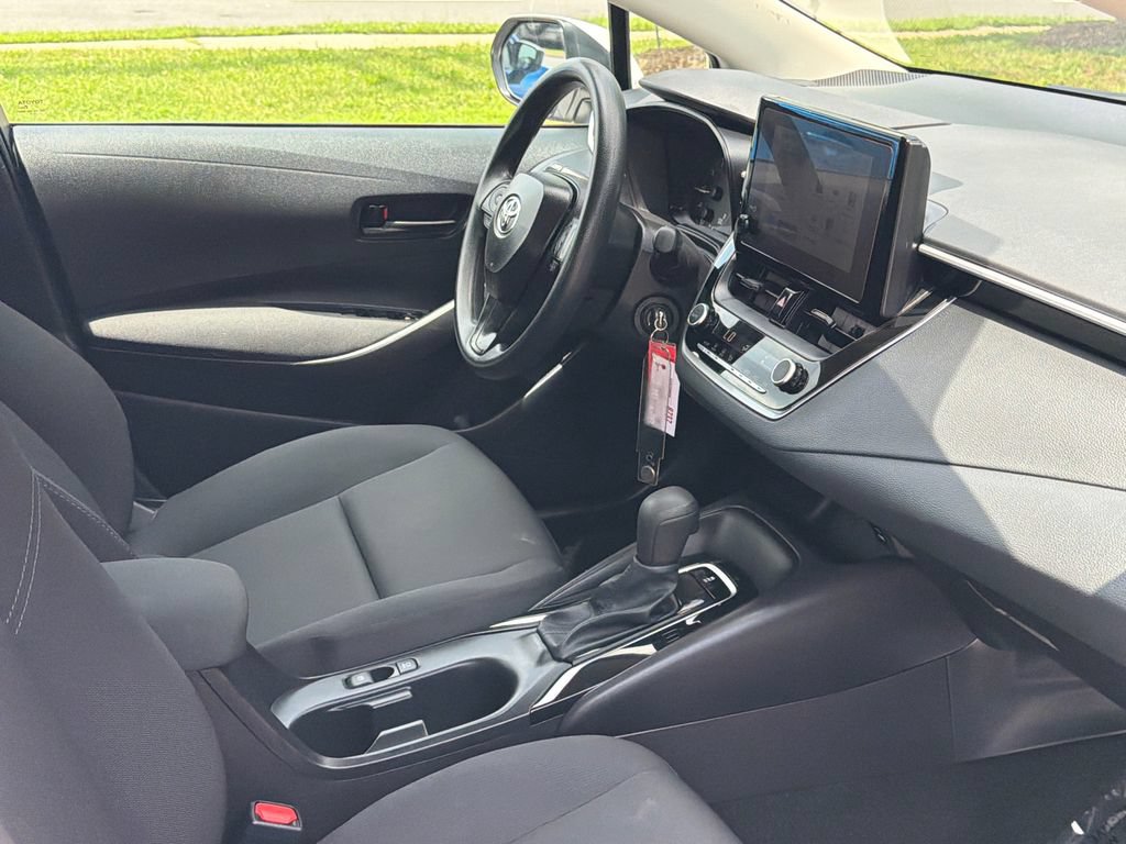 Used 2025 Toyota Corolla LE FWD image 9