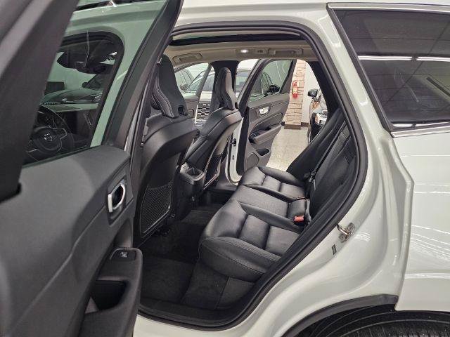 Used 2022 Volvo XC60 B5 Momentum w/ Climate Package AWD/4WD image 28