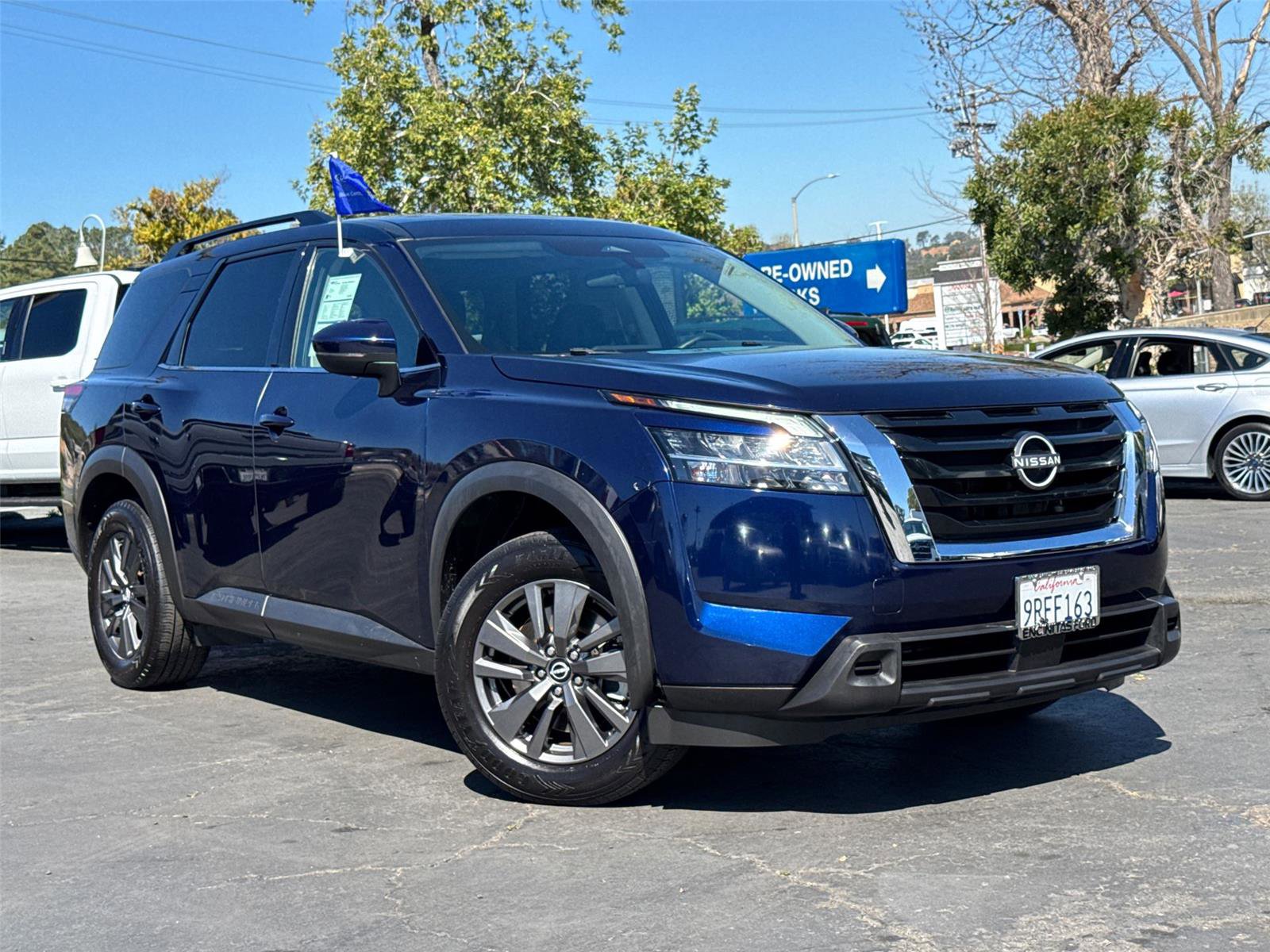 Used 2022 Nissan Pathfinder SV image 2