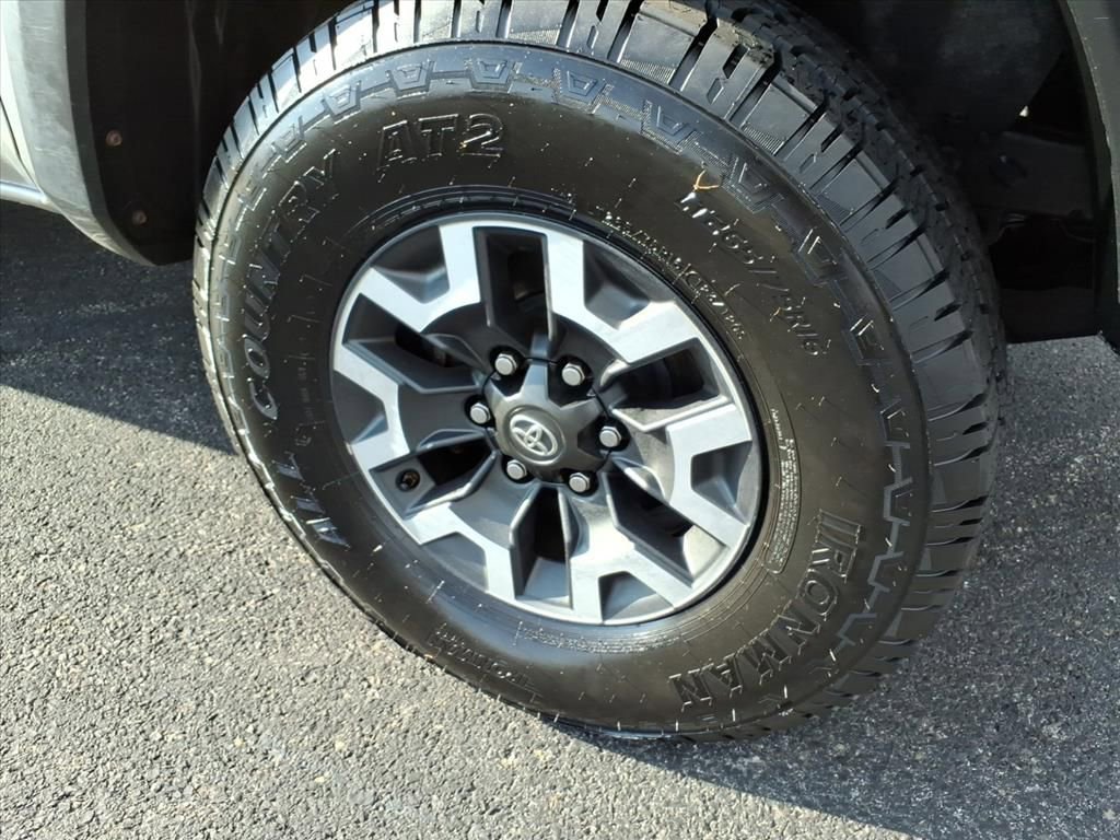 Used 2017 Toyota Tacoma TRD Off-Road image 3