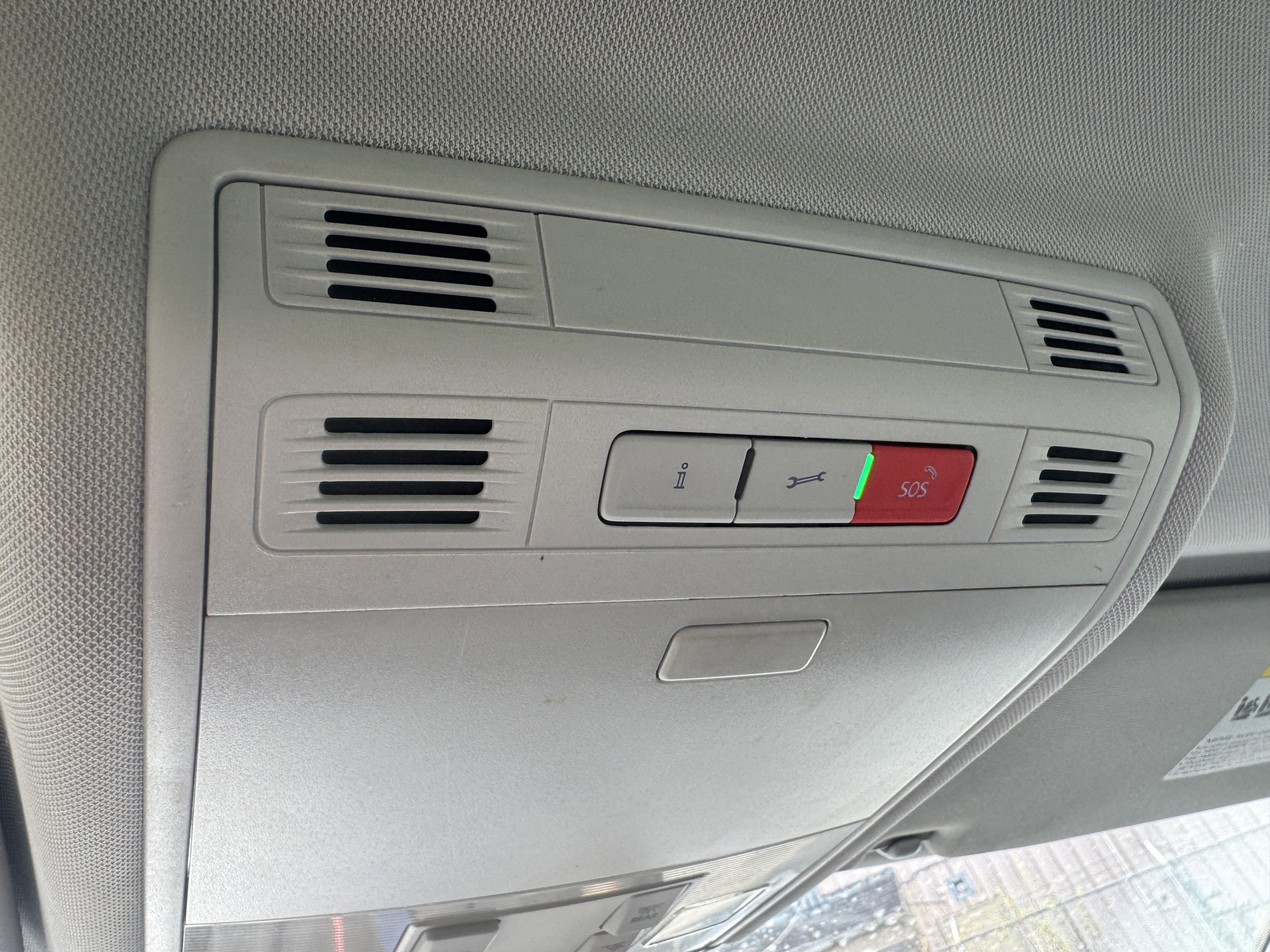 Used 2015 Volkswagen e-Golf SEL Premium image 32